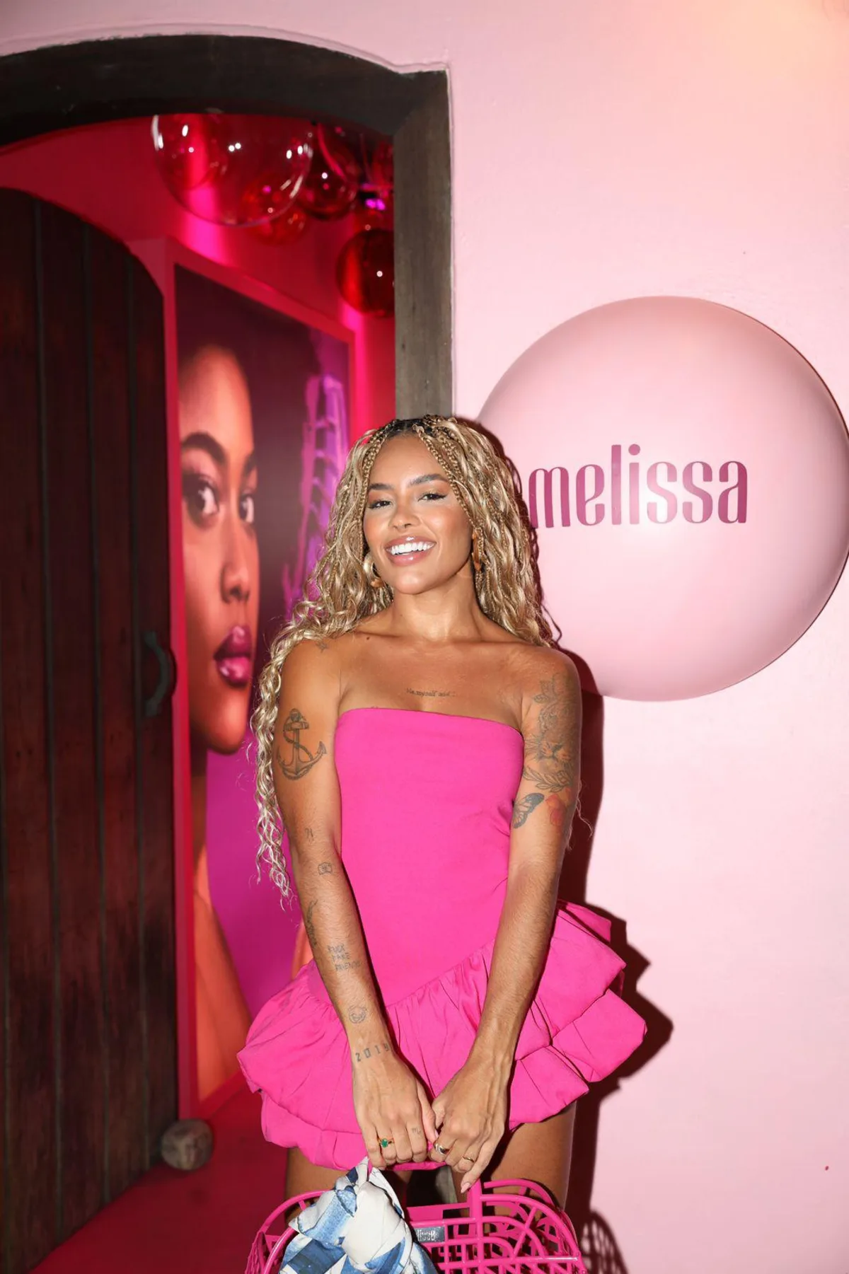 Sthe Matos em ativação de marca com vestido rosa